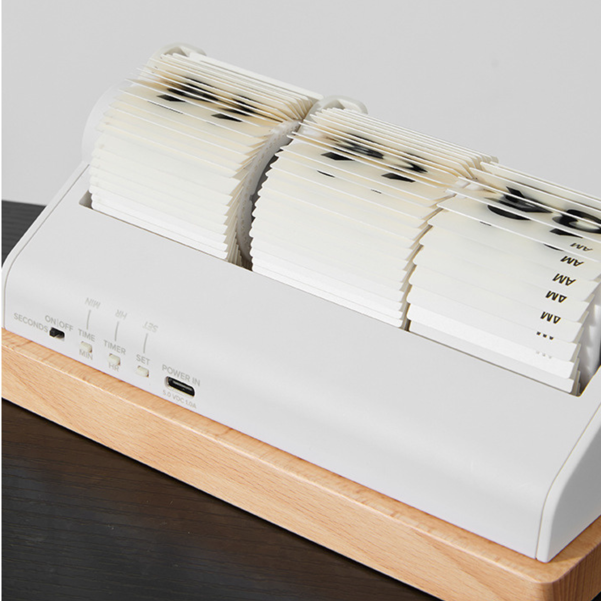 Retro flip desk clock for shelves, desks and home offices in details